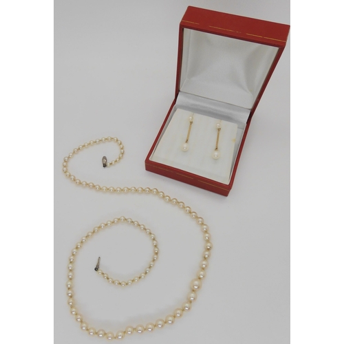 846 - A string of Cintra graduated cultured pearls, largest pearl 7mm, necklace length 26cm long, together... 