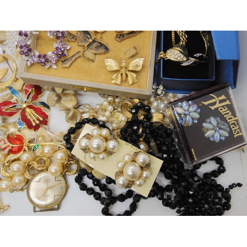 871 - A suite of Damascene jewellery, snowman earrings, vintage brooches and earrings, a Mother of pearl c... 