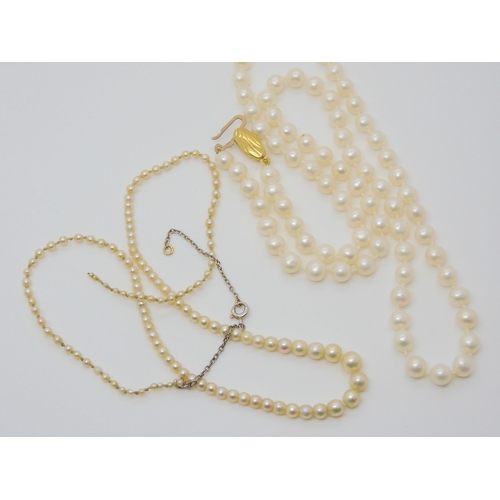 888 - A string of child's communion seed pearls with a yellow and white metal clasp (af) together with a s... 