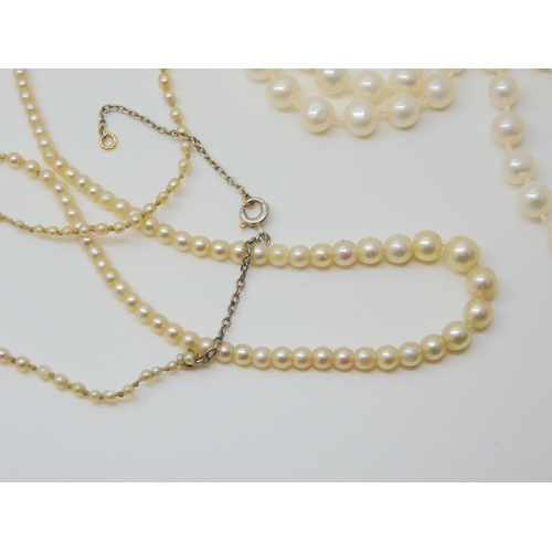 888 - A string of child's communion seed pearls with a yellow and white metal clasp (af) together with a s... 