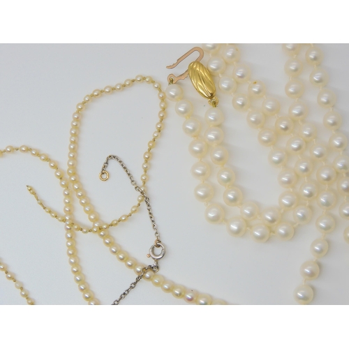 888 - A string of child's communion seed pearls with a yellow and white metal clasp (af) together with a s... 