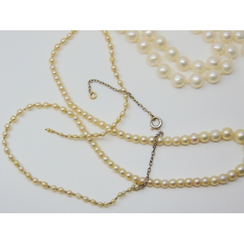 888 - A string of child's communion seed pearls with a yellow and white metal clasp (af) together with a s... 