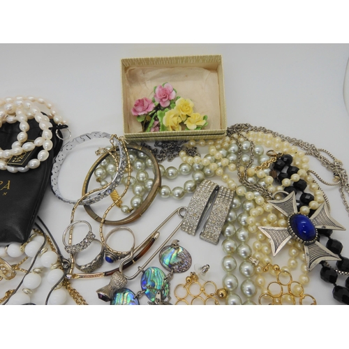 893 - Vintage costume jewellery, to include diamante brooches, Honora pearls, a white metal charm bracelet... 