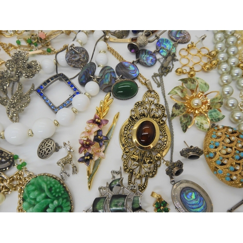 893 - Vintage costume jewellery, to include diamante brooches, Honora pearls, a white metal charm bracelet... 