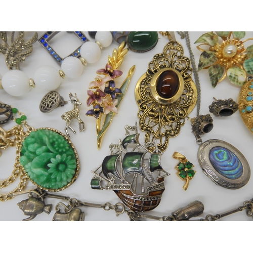 893 - Vintage costume jewellery, to include diamante brooches, Honora pearls, a white metal charm bracelet... 