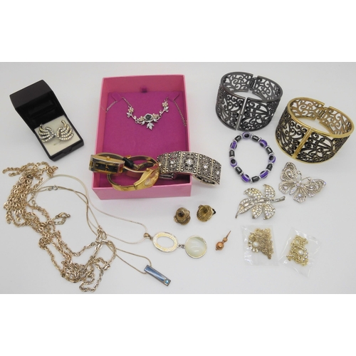 897 - A collection of costume jewellery bangles, brooches and pendants