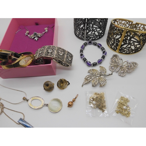 897 - A collection of costume jewellery bangles, brooches and pendants