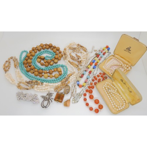 899B - A colection of vintage costume jewellery to include carnelian beads, deco clips, glass gem necklace ... 