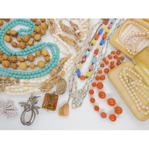 899B - A colection of vintage costume jewellery to include carnelian beads, deco clips, glass gem necklace ... 