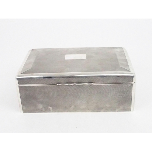 2486 - A LARGE EDWARDIAN SILVER CIGAR BOX / HUMIDORof rounded rectangular form, the body with engine turned... 