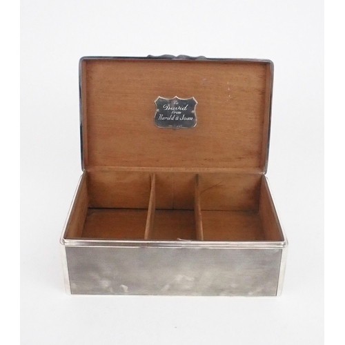 2486 - A LARGE EDWARDIAN SILVER CIGAR BOX / HUMIDORof rounded rectangular form, the body with engine turned... 