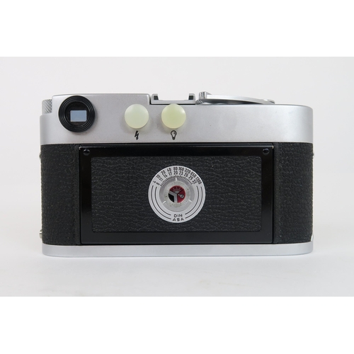 2613A - A 1964 LEITZ LEICA M2 RANGEFINDER CAMERA FITTED WITH A LEITZ SUMMILUX 1:1.4/35 LENSSerial no. 109861... 