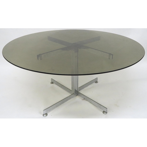 2113 - A MID 20TH CENTURY RICHARD YOUNG FOR MERROW ASSOCIATES DINING TABLE AND SIX CHAIRStable with circula... 