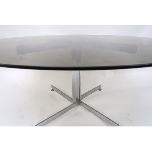 2113 - A MID 20TH CENTURY RICHARD YOUNG FOR MERROW ASSOCIATES DINING TABLE AND SIX CHAIRStable with circula... 