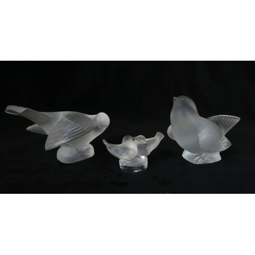 2154 - A PAIR OF LALIQUE BIRDSincluding Moineau Coquet and the other Moineau Moquer, 11cm long together wit... 