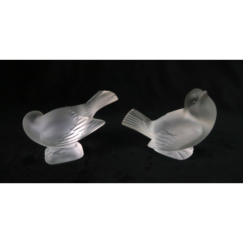 2154 - A PAIR OF LALIQUE BIRDSincluding Moineau Coquet and the other Moineau Moquer, 11cm long together wit... 