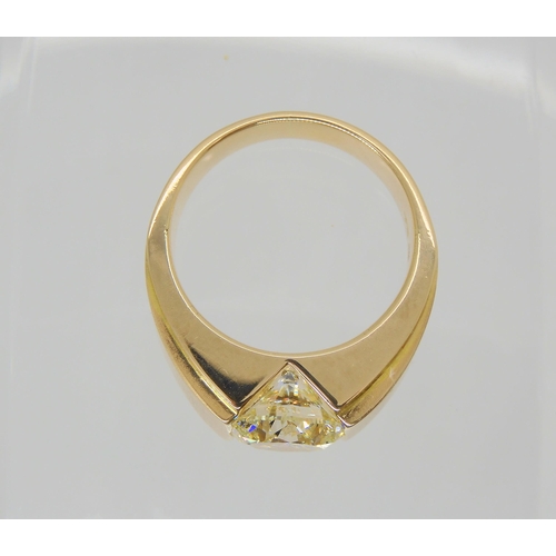 2732 - A SUBSTANTIAL DIAMOND SET GENTS RINGthe bright yellow metal shank is stamped 750 and set with an est... 