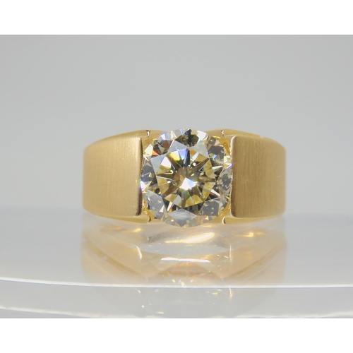 2732 - A SUBSTANTIAL DIAMOND SET GENTS RINGthe bright yellow metal shank is stamped 750 and set with an est... 