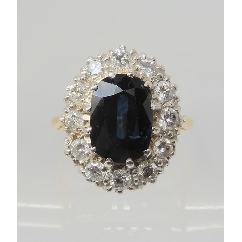 2758 - A SAPPHIRE & DIAMOND RINGthe classic cluster is set with a sapphire which measures approx 11mm x... 