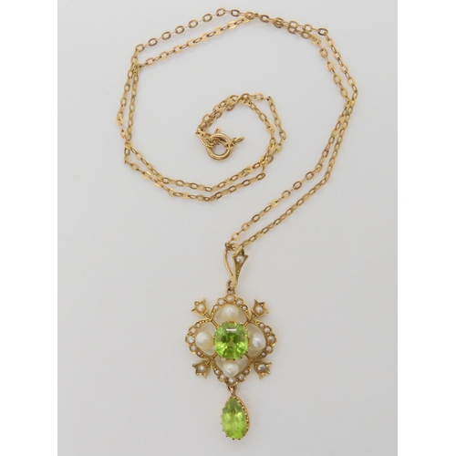 2776 - A PERIDOT & PEARL EDWARDIAN PENDANTmade in bright yellow metal, the central peridot is step cut ... 