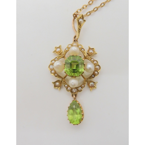 2776 - A PERIDOT & PEARL EDWARDIAN PENDANTmade in bright yellow metal, the central peridot is step cut ... 