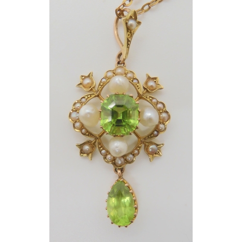 2776 - A PERIDOT & PEARL EDWARDIAN PENDANTmade in bright yellow metal, the central peridot is step cut ... 