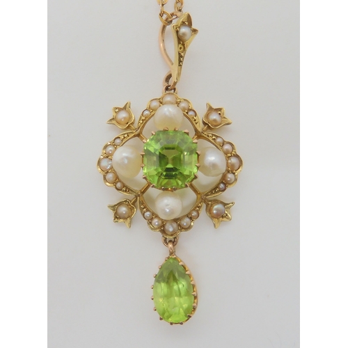 2776 - A PERIDOT & PEARL EDWARDIAN PENDANTmade in bright yellow metal, the central peridot is step cut ... 