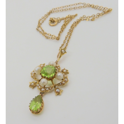 2776 - A PERIDOT & PEARL EDWARDIAN PENDANTmade in bright yellow metal, the central peridot is step cut ... 