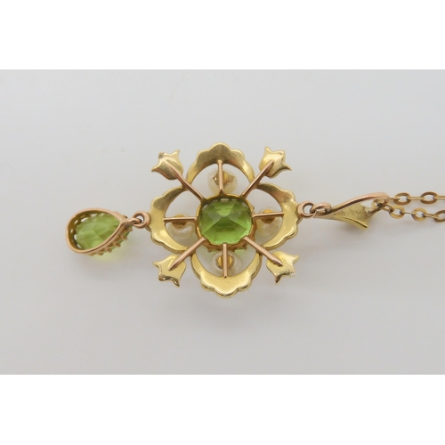 2776 - A PERIDOT & PEARL EDWARDIAN PENDANTmade in bright yellow metal, the central peridot is step cut ... 