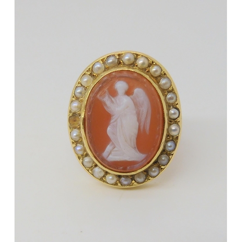 2778 - AN AGATE ANGEL CAMEO RINGmounted in yellow metal, and further set with pearls. Dimension of the came... 