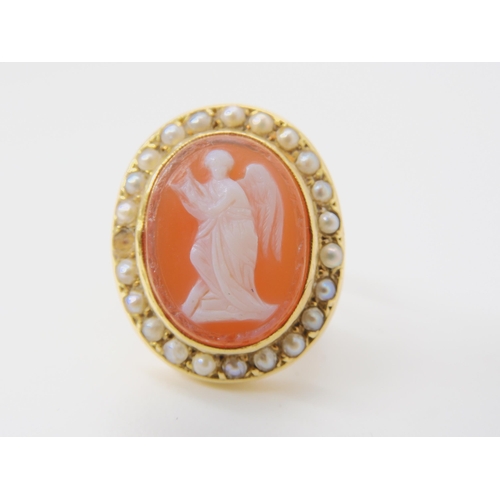 2778 - AN AGATE ANGEL CAMEO RINGmounted in yellow metal, and further set with pearls. Dimension of the came... 