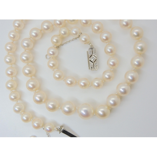 2782 - A STRING OF GOOD QUALITY PEARLSwith a white metal diamond set clasp. Largest pearl 9.4mm tapering to... 