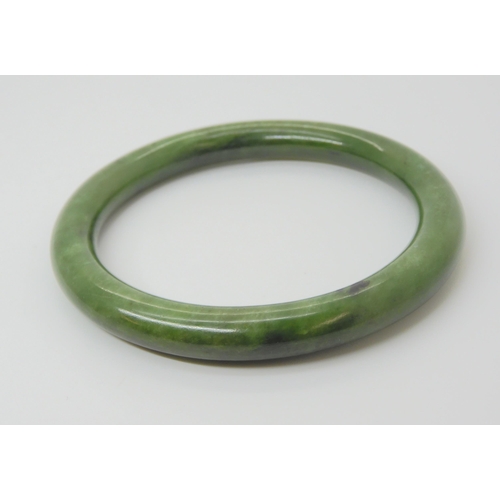 2792 - A CHINESE GREEN HARSTONE BANGLEinner diameter 6.2cm, thickness approx 9mm, weight 41.2gms... 