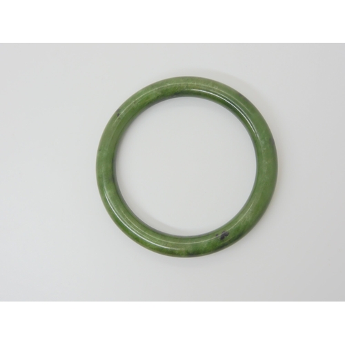 2792 - A CHINESE GREEN HARSTONE BANGLEinner diameter 6.2cm, thickness approx 9mm, weight 41.2gms... 