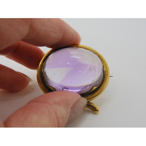 2804 - A LARGE AMETHYST BROOCHmounted in yellow metal mount. size of the amethyst 3cm x 2.5cm, size of moun... 