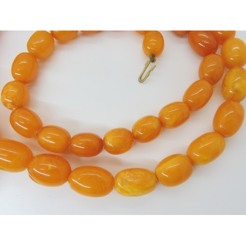 2843 - A STRING OF AMBER BEADSlargest bead 18mm x 12.4mm, smallest 13.3mm x 9.4mm, overall length 79cm, wei... 