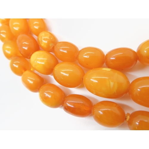 2843 - A STRING OF AMBER BEADSlargest bead 18mm x 12.4mm, smallest 13.3mm x 9.4mm, overall length 79cm, wei... 