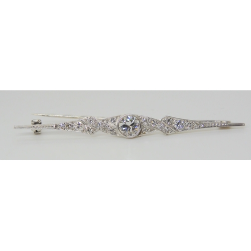 2844 - A DIAMOND BROOCHset with estimated approx 0.80cts, the principle diamond is estimated at 0.50cts, le... 