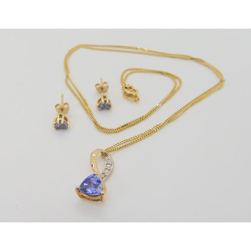 2863 - AN 9CT GOLD TRILLIANT CUT TANZANITE SUITEthe pendant set in 9ct yellow gold with diamond accents, le... 