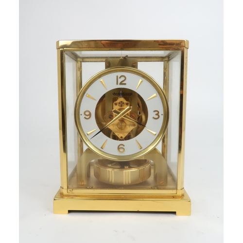 2221 - A JAEGER LE COULTRE ATMOS CLOCKin glazed brass case, the white enamel chapter ring with applied bato... 