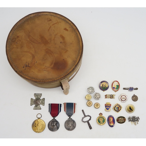 526 - Mixed medals and badges, to include a Victory Medal (40051 Pte. T. Green, Manchester Regiment), coro... 