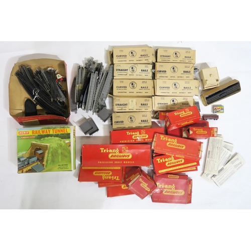 612 - A selection of model railway components, largely Tri-ang and Hornby, many being boxed