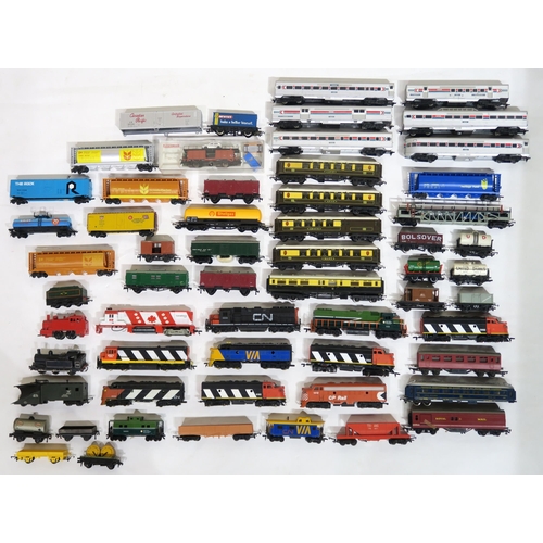 614 - A collection of 00-Gauge model railway locomotives and stock, with examples by Hornby and Bachmann e... 