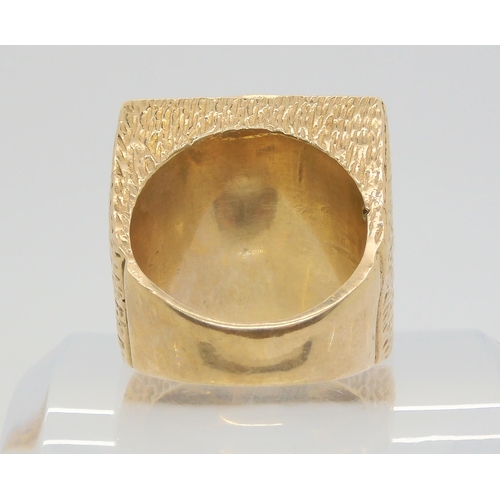 687 - A 1910 gold full sovereign in a heavy 9ct gold ring mount, size V1/2 weight 39.9gms