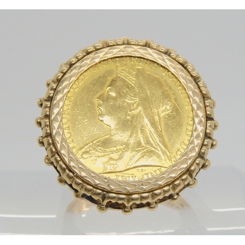 692 - An 1901 Victoria full gold sovereign in a 9ct gold decorative ring mount, size P1/2, weight 15gms