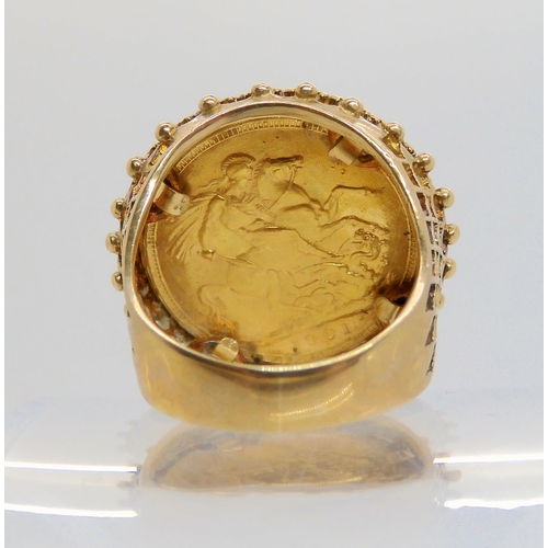692 - An 1901 Victoria full gold sovereign in a 9ct gold decorative ring mount, size P1/2, weight 15gms