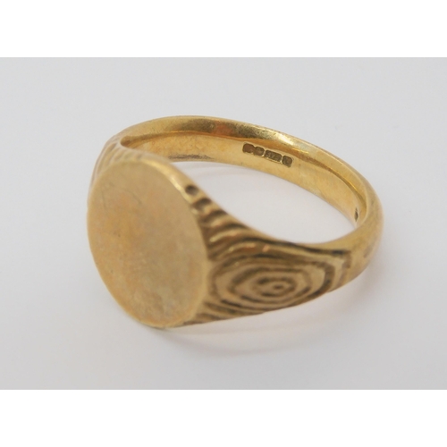 698 - A 9ct gold unusual court signet ring with wood textured shoulders, size R, weight 8.2gms