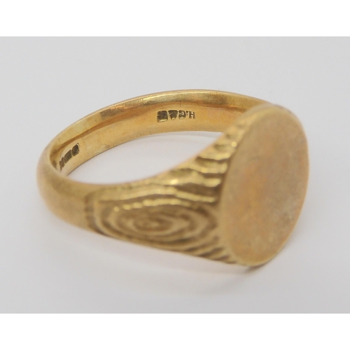 698 - A 9ct gold unusual court signet ring with wood textured shoulders, size R, weight 8.2gms
