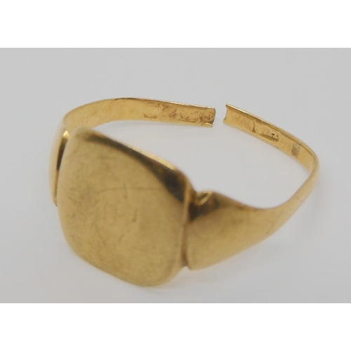 717 - A 9ct gold signet ring with reeded shoulders, size R, a Masonic example size I, and another (af), we... 