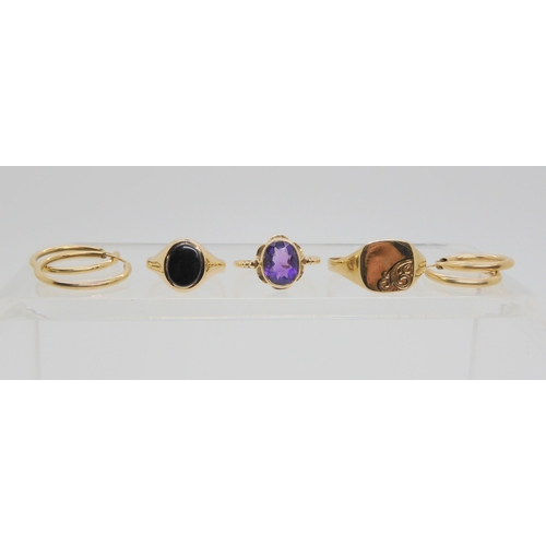 722 - Three 9ct gold rings and two pairs of yellow metal hoop earrings, signet ring size Z1/2, amethyst Q,... 